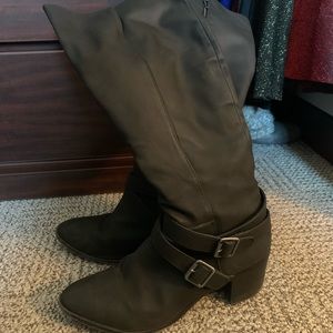 Black heeled boots